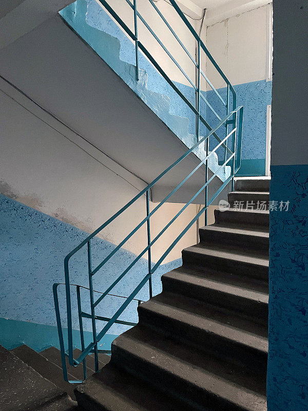 Interior of a high-rise apartment building with stairs between floorsю